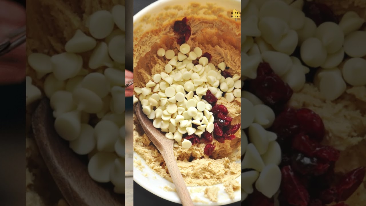 Soft & Chewy Cranberry-White Chocolate Cookies 🤶🏻