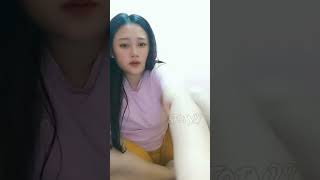 Duduk Santai Di Kamar Manis