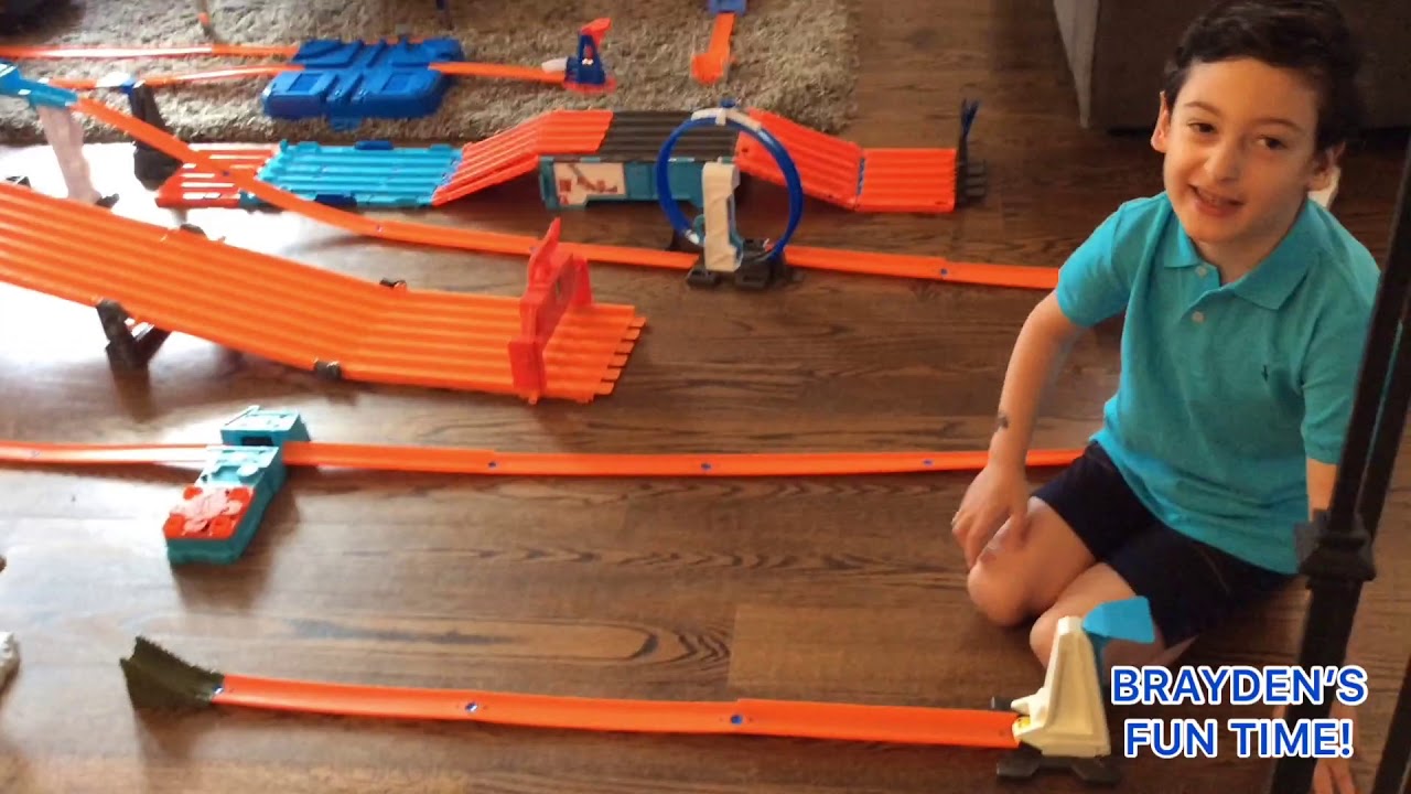 BRAYDEN'S BIG HOT WHEELS COLLECTION/GATOR CAR WASH, 6 LANE RACER/ HOT WHEELS CARS& TRACKS
