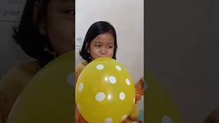 Sabrina meniup balon