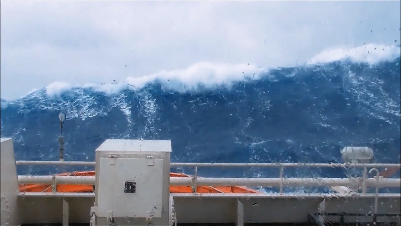 🛑SHIP BATTERED BY HUGE WAVES. 