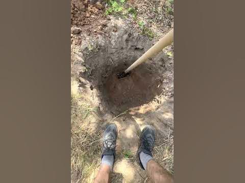 Копаем яму под туалет и закапываем бочку 220 литров - YouTube
