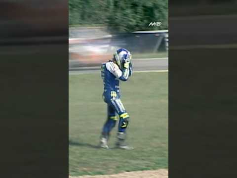 Gibernau and Rossi crash at the 2004 Rio GP 🤯