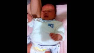 1040623已經哭到沙啞的賴皮,努力動但是爸爸在旁邊睡著了