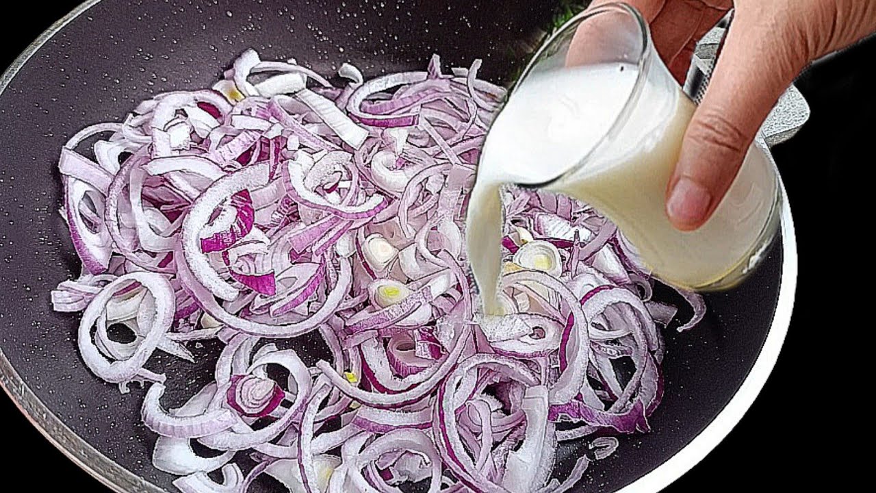 پیاز قرمز و شیر داری؟😋 من این غذای خوشمزه و آسون رو هفته‌ای 3 بار میپزم