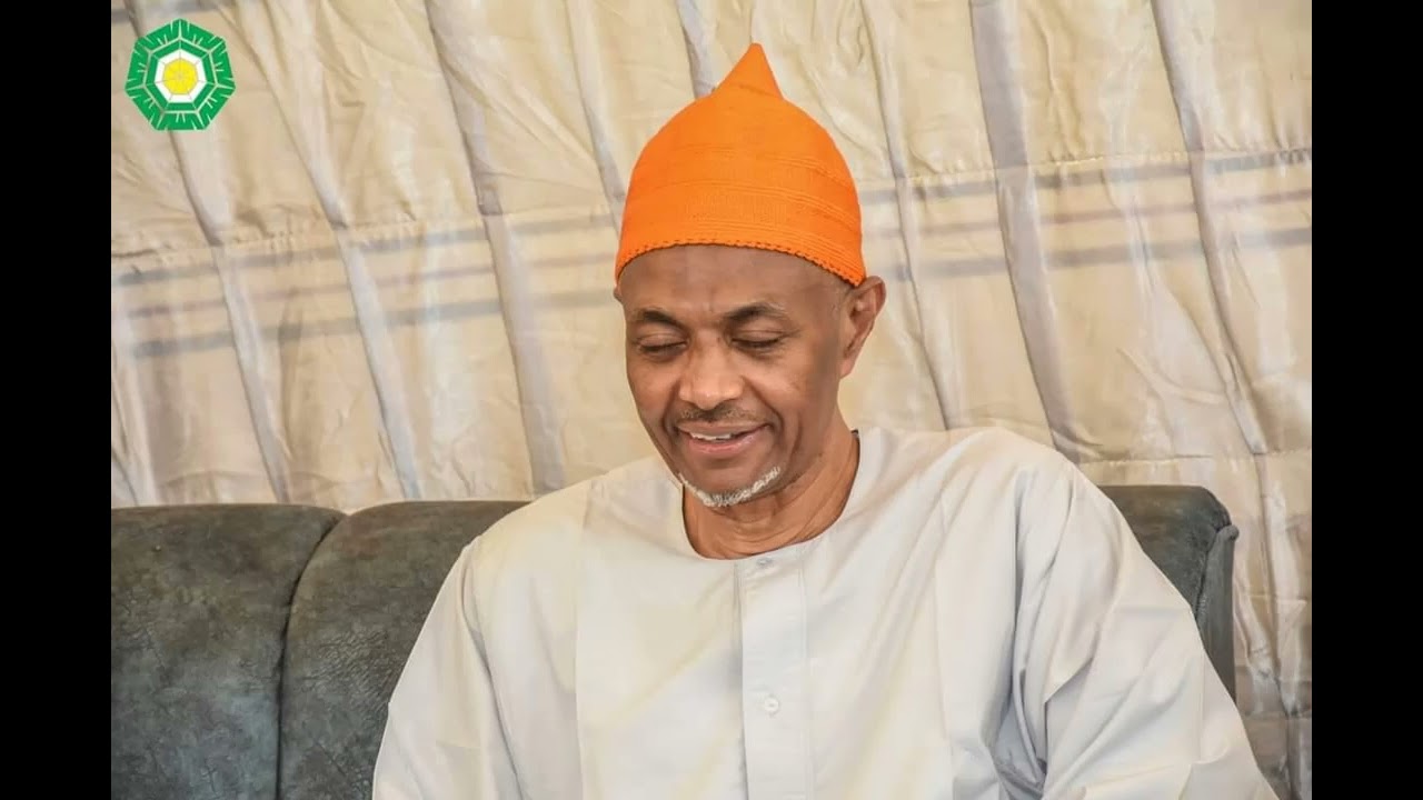 كُلُّنَا عَاجِزٌ وَمَا أَنْتَ إِلَّا  *  غَايَةُ الْمُنْتَهَى وَعَبْدٌ يَسُودُ .   محمد كمال. حضرة