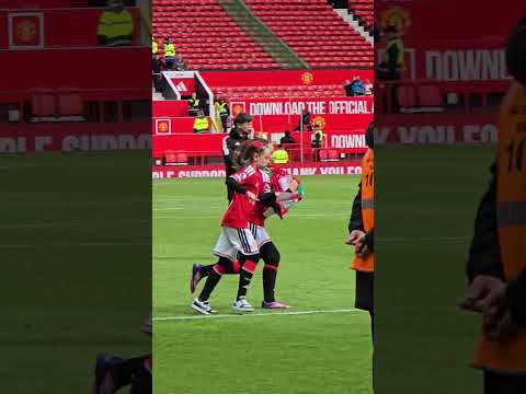 gaspol138 x 69bet - Putri-putri Casemiro & Bruno mengumpulkan tanda-tanda dukungan dari penggemar untuk Cas setelah pertandingan ❤️ #mufc #casemiro