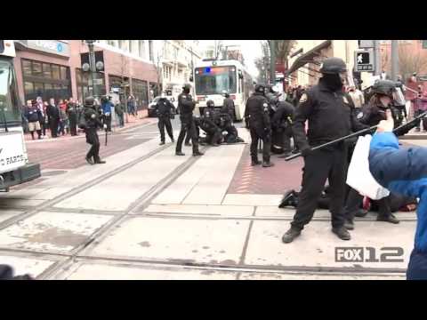 Portland Police respond to protesters blocking traffic 1/25/2017