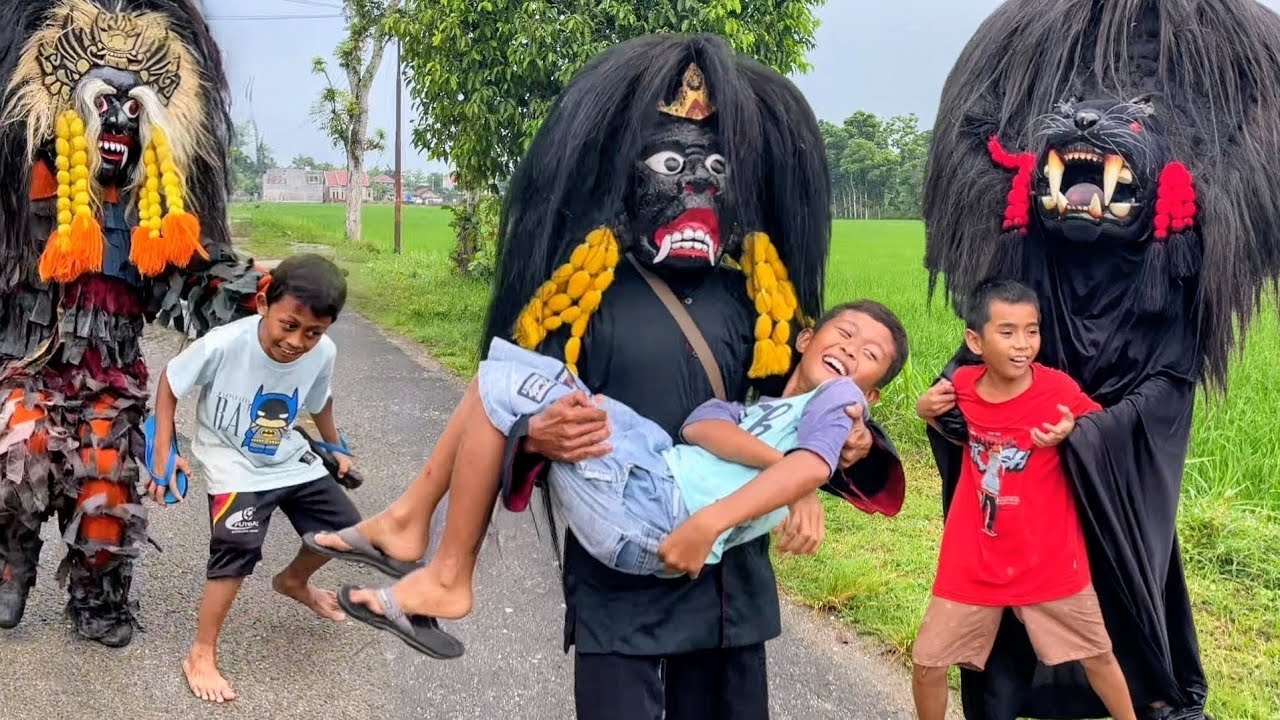 PECah SUASANA!! Barongan Blora Ngamuk & Usil, Tangkap Penonton Godain Gadis Desa
