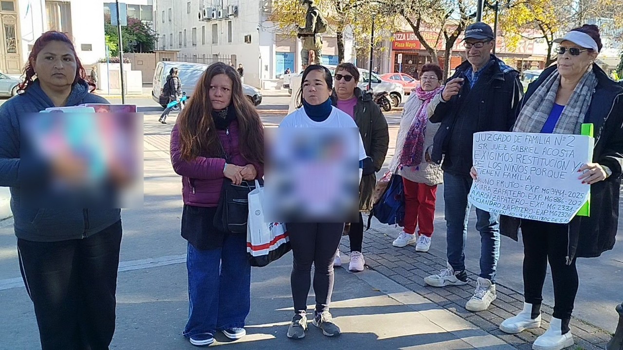 Mujeres frente al Municipio reclaman por sus hijos /as y formulan graves denuncias