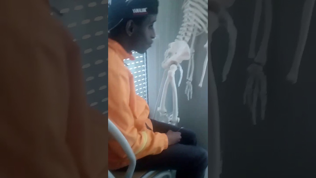 IL LUI LECHE LE CUL !!!