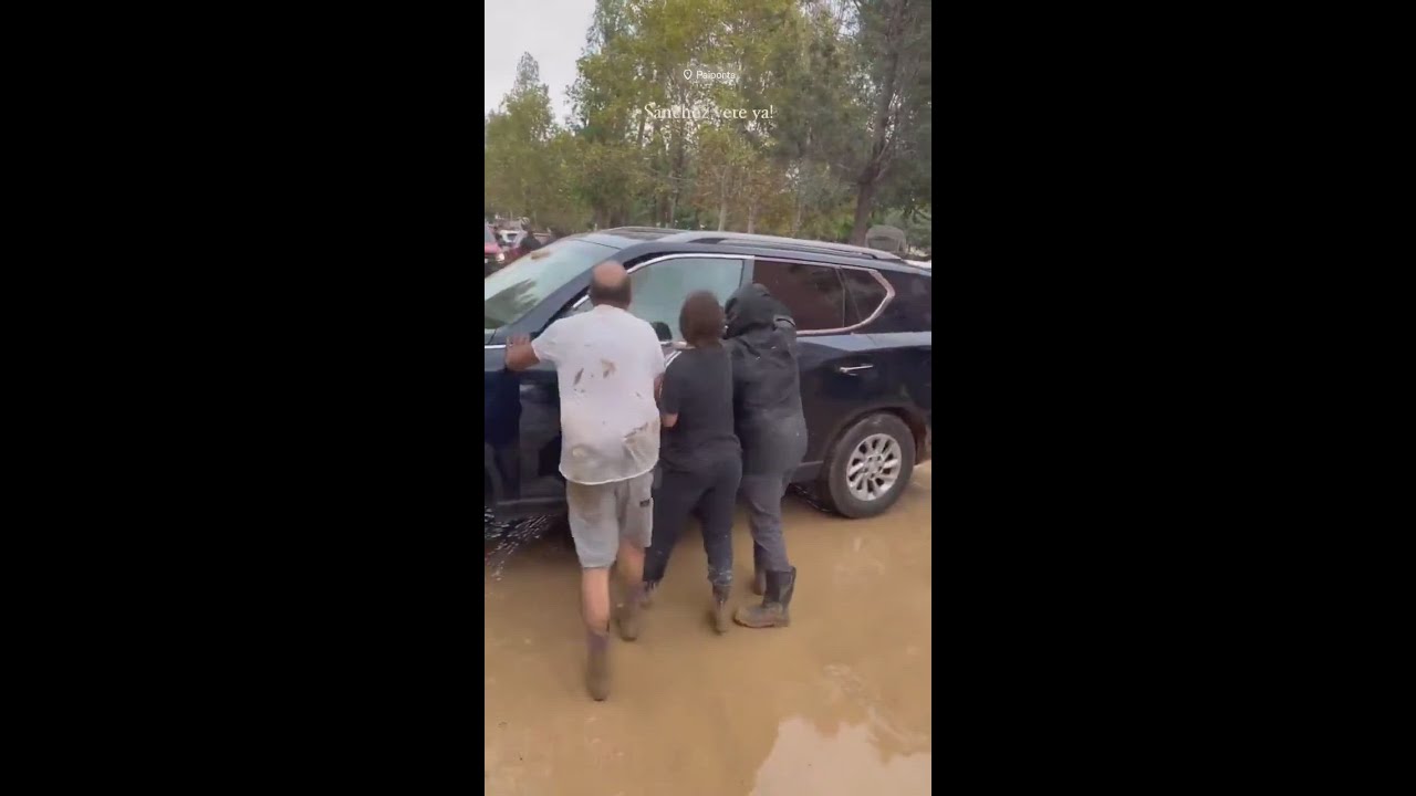 DESTROZAN un COCHE OFICIAL de la comitiva de PEDRO SÁNCHEZ