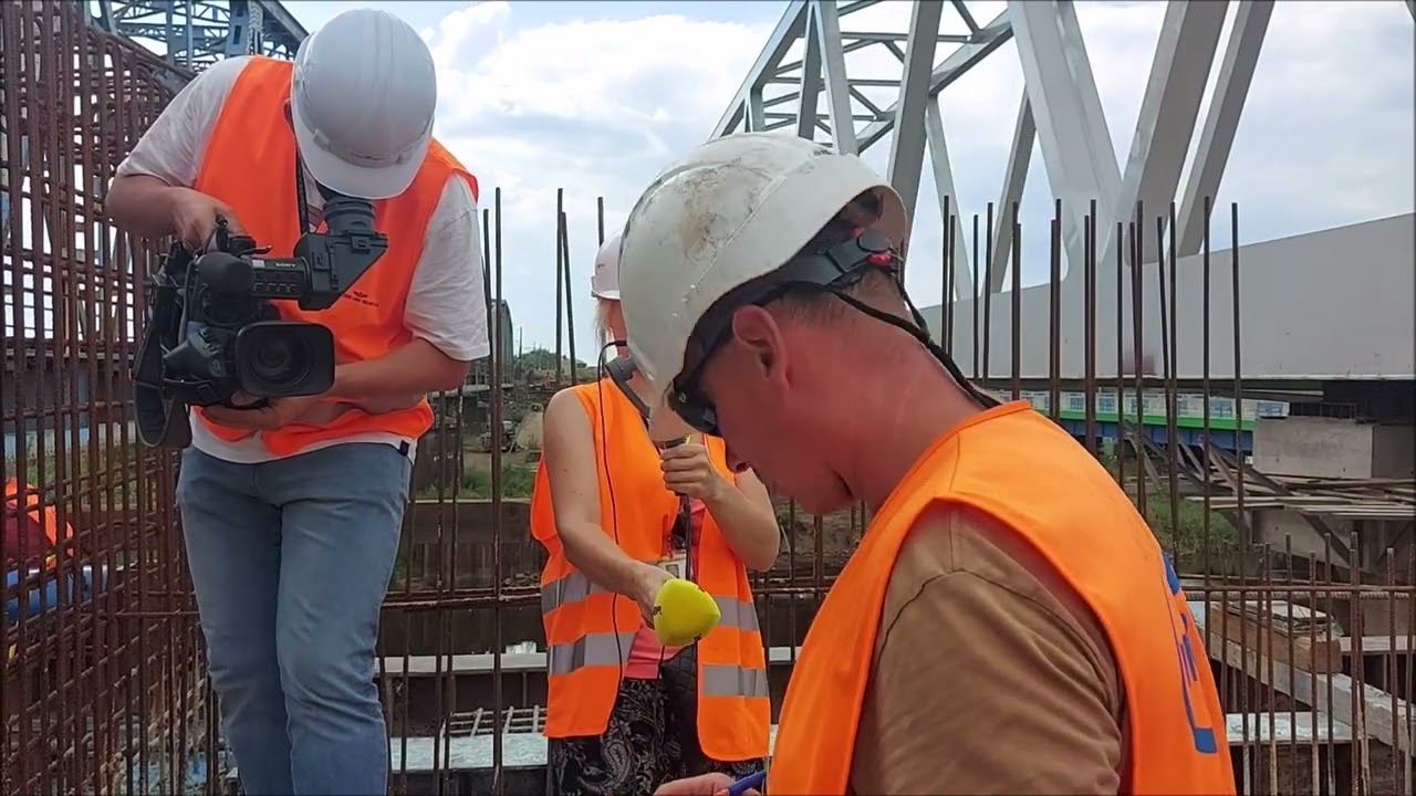 Kolejarze przesuwają most na Narwi w Uhowie na trasie Rail Baltica