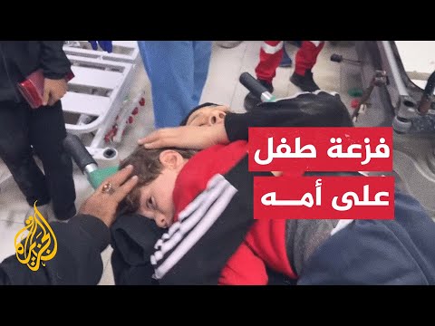 طفل يتشبث بأمه بعد إصابتها في قصف إسرائيلي على خانيونس