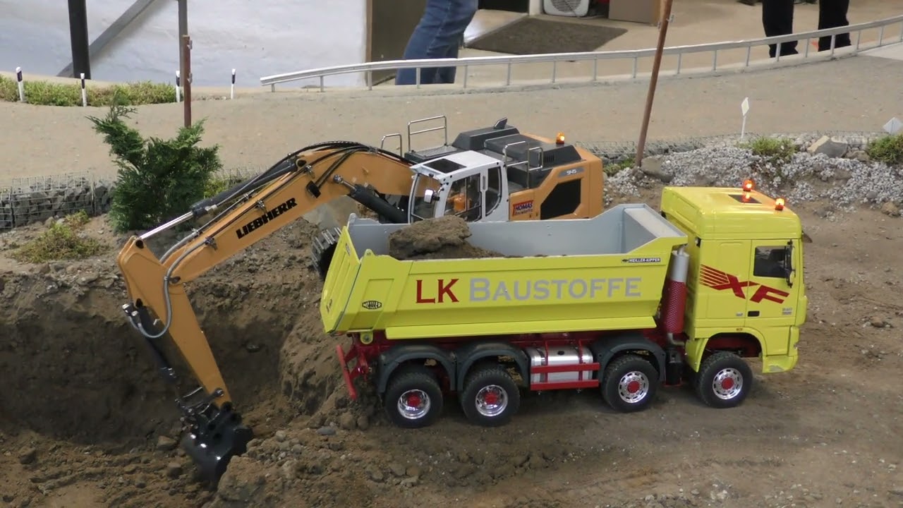 Liebherr 945 loading trucks