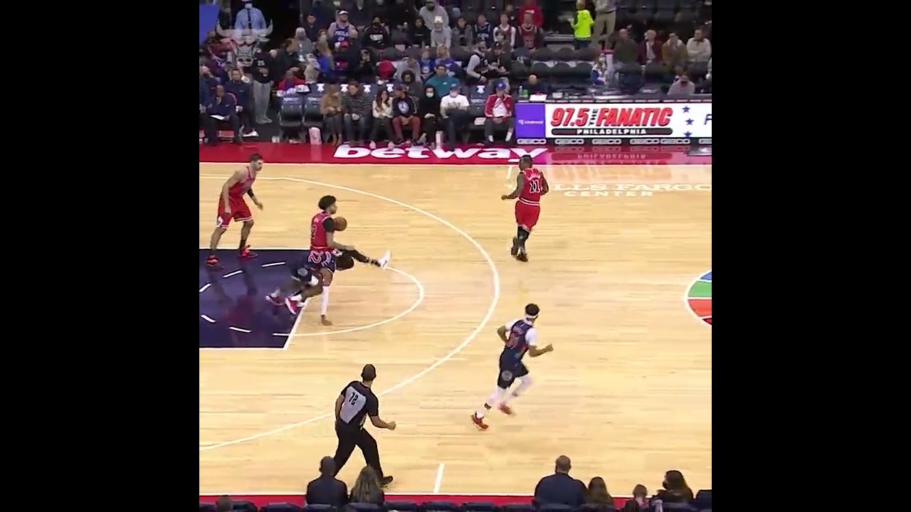 Lonzo lob to Lavine for a MEAN SLAM 😳🔥😤🥶 #highlights #nbahighlights #shorts #nbaseason #nba