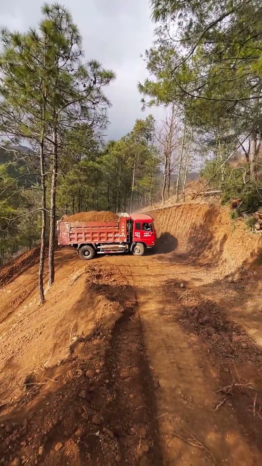 Heavy truck driving uphill process- Good tools and machinery make work easy