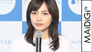 川口春奈、爽やかオールホワイトコーデ　シルバーアイテムがアクセント