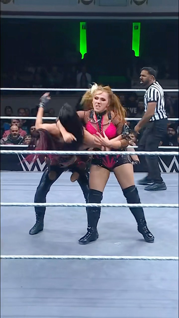 With an assistance from Gigi, Alba Fyre and Isla dawn get the win! ? #WWENXT