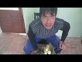 Ăn cơm với 1 gói mỳ tôm thêm 3 bắp ngô