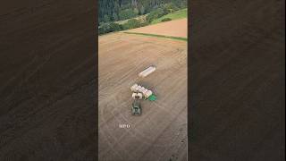 #trator #john #deere #carrega #o #reboque #de #fardos #de #palha #rapido