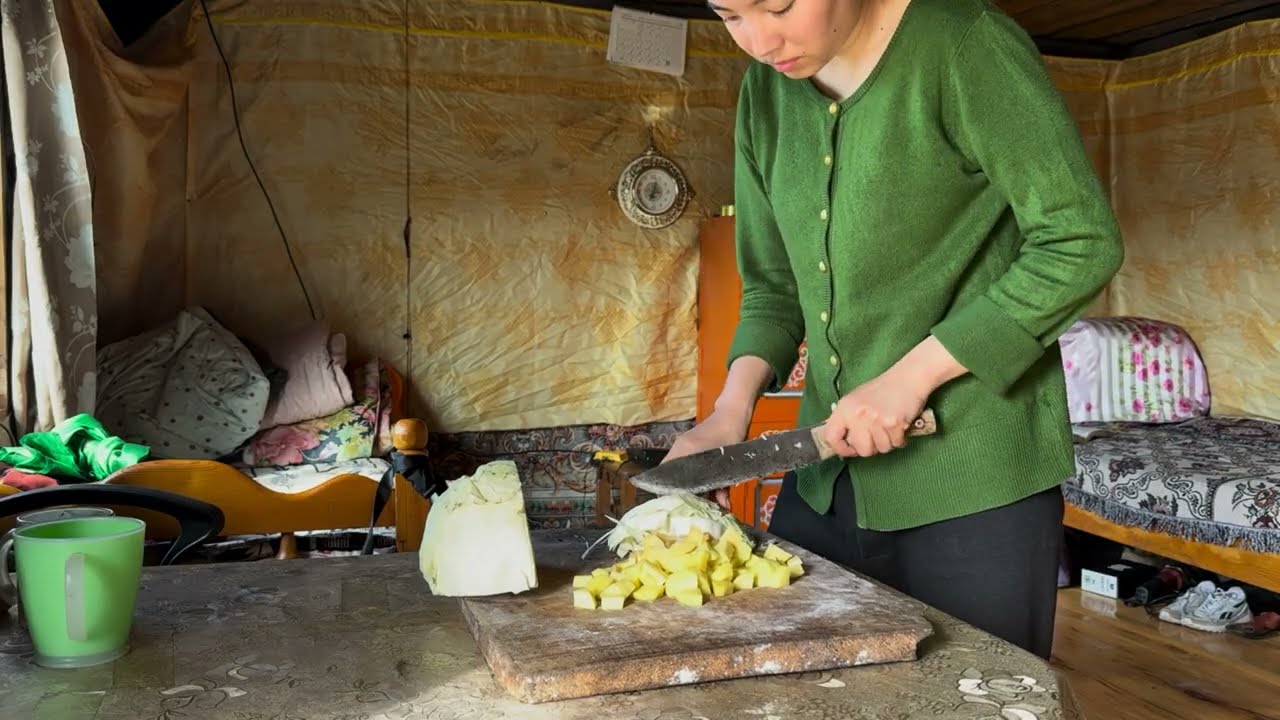 Байсхийгээд дугуй хагарна & Миний хоол Шаварт суусан мото аялал | Stuck in the Mud on a Motorcycle 