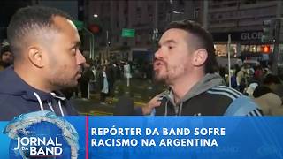 Repórter da Band sofre racismo durante cobertura na Argentina | Jornal da Band