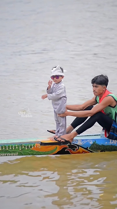 Download lagu Tukang tari cilik pacu jalur sangat lincah, bikin heboh satu arena di taluk kuantan #pacujalur2025