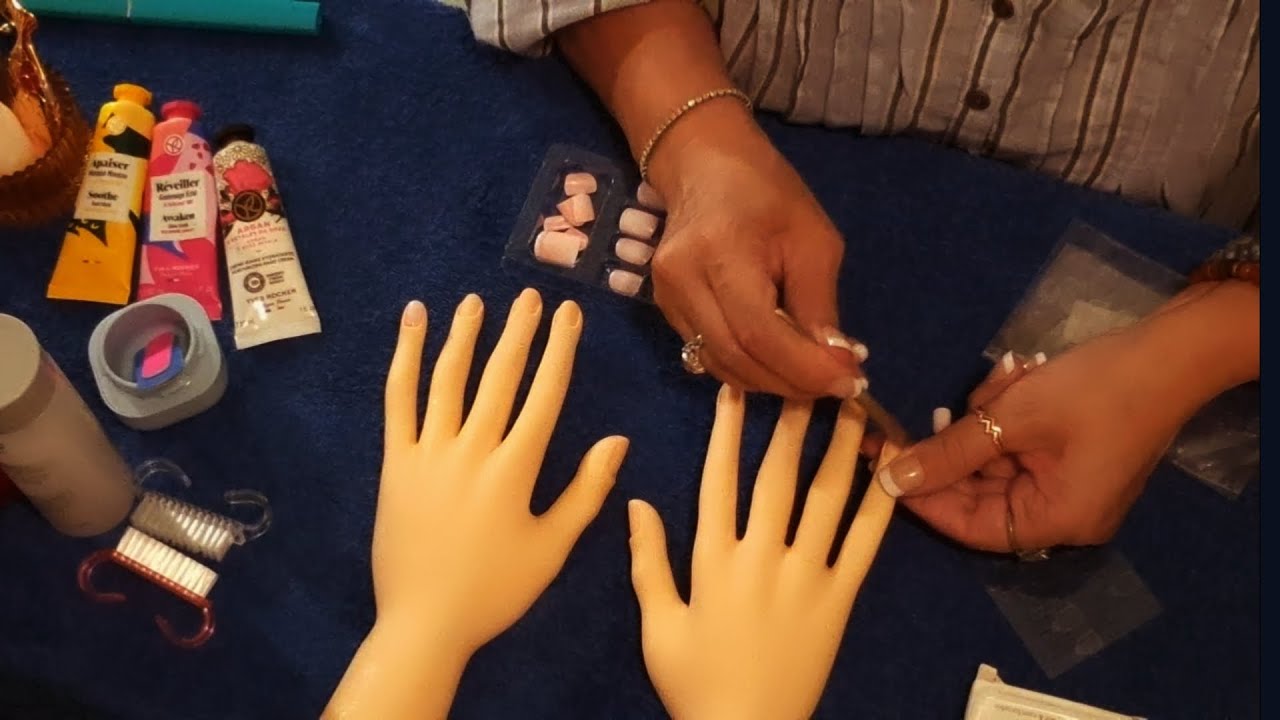 Asmr Français Rôleplay manucure, soins des mains et pose de faux ongles.