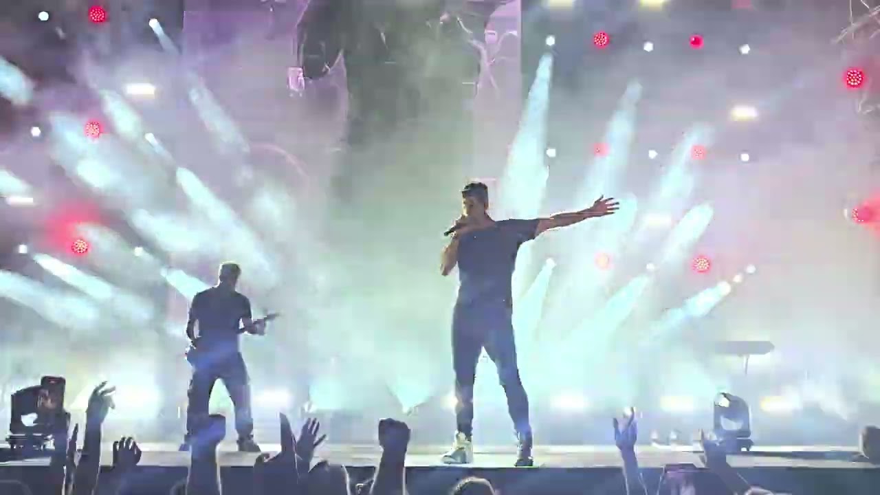 Άντεξα- Εμένα θες - Σάκης Ρουβάς live στο Λυκαβηττό 