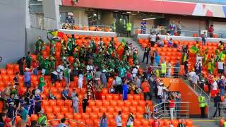 Болельщики Сенегала танцуют на трибунах перед матчем