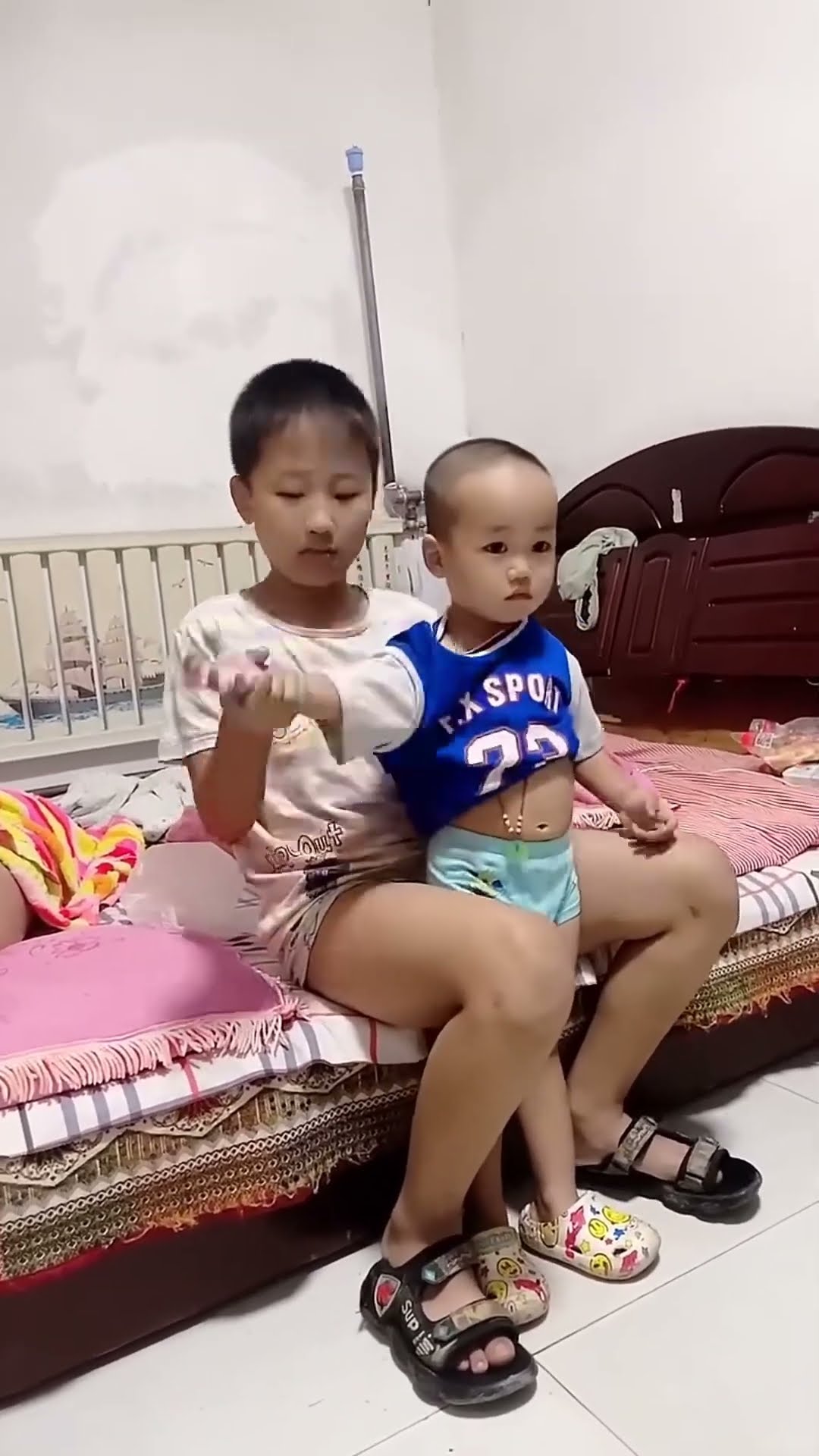 The elder brother dresses the younger brother  this way is too show!# Cute baby#Cute# goofy Xiaomi