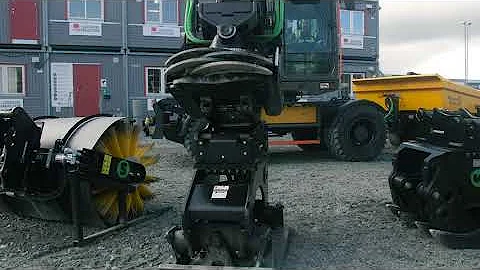 Changing powered work tools in seconds | Steelwrist SQ fully automatic quick couplers