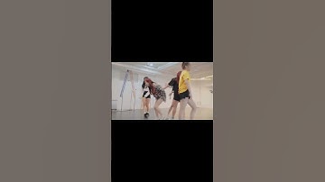 지우를 엄마 미소로 보고 있었던 희진이 #희진 #전희진 #HeeJin #츄 #Chuu #ARTMS