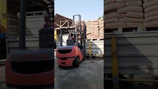 🔥 This Forklift Operator Makes Hard Work Look Easy!