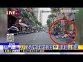 人行道貨物突倒塌滾路中 險害騎士摔車@newsebc