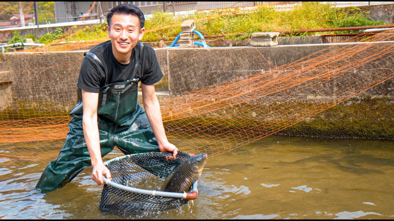 Его мастерство обращения с угрем и карпом находится на самом высоком уровне в Японии.