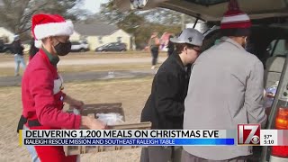 Hundreds of volunteers help hand out 1,200 Christmas Eve meals at Raleigh Rescue Mission