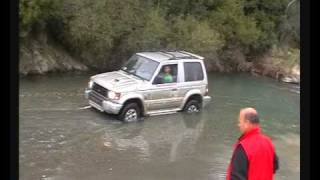 ORRORE NEL FIUME PAJERO 2.8 SI TUFFA NELLA BUCA, Guado moderno