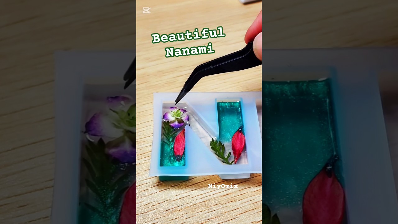 Resin Initial deco, dry flower art #diy #resin #resinart #diykeychain #handmade #shorts #craft #レジン