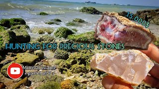 Hunting for precious stones on the shores of the Persian Gulf - YouTube
