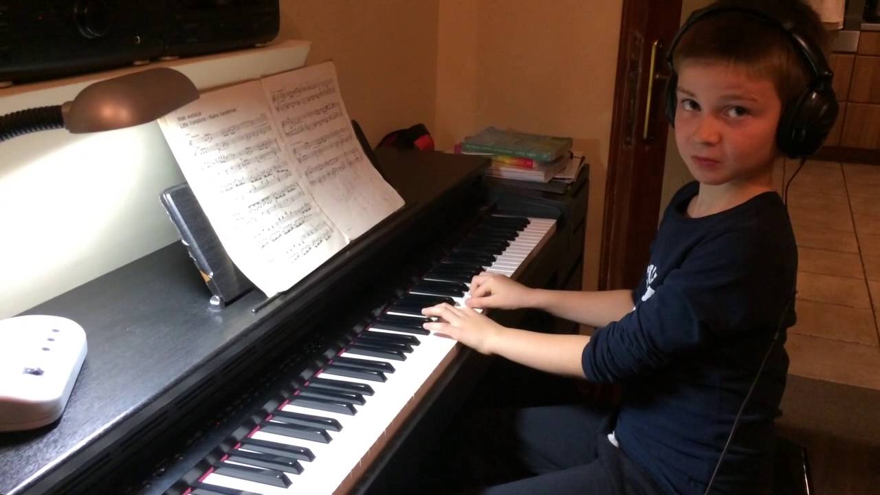 Joel  Pawlak - cwiczy Male Wariacje - lat 8