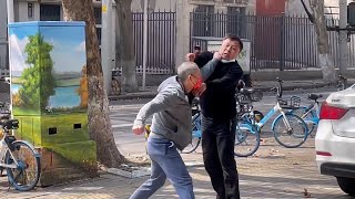 Chinese fight in the street 武汉街头打架