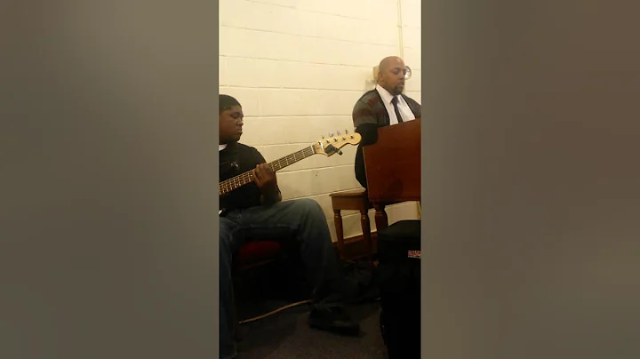 Larry Lee II on Organ Behind Darlene Warren 2015