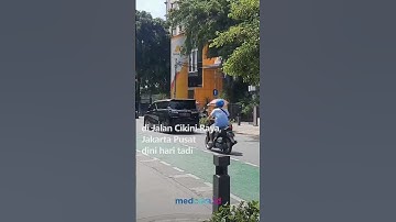 NAAS! SEORANG DRIVER OJOL DIBEGAL SAAT MENUNGGU ORDERAN DI JALAN CIKINI RAYA #shorts