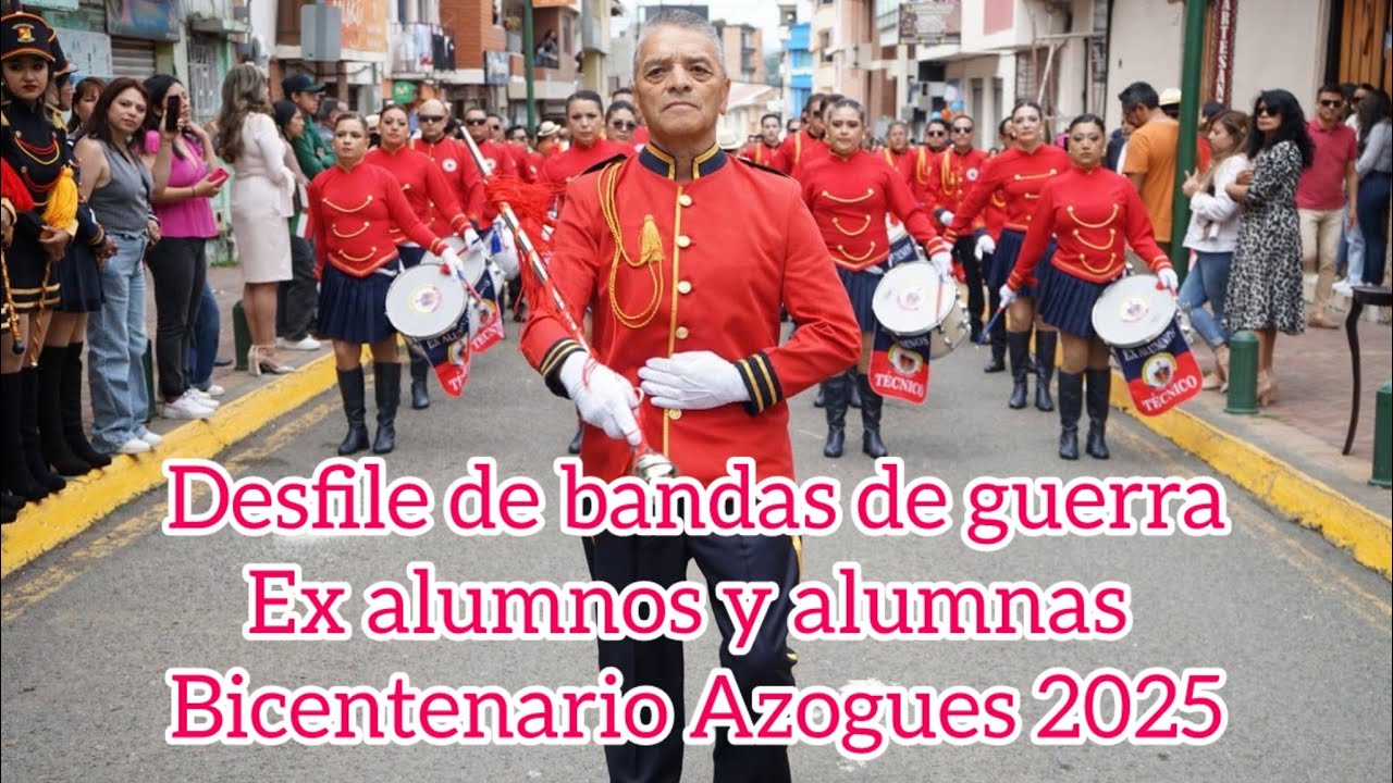 Desfile de bandas de guerra de ex alumnos y alumnas de Azogues en el bicentenario
