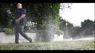 Comment la police de l'environnement veille-t-elle au respect des restrictions d'eau ?