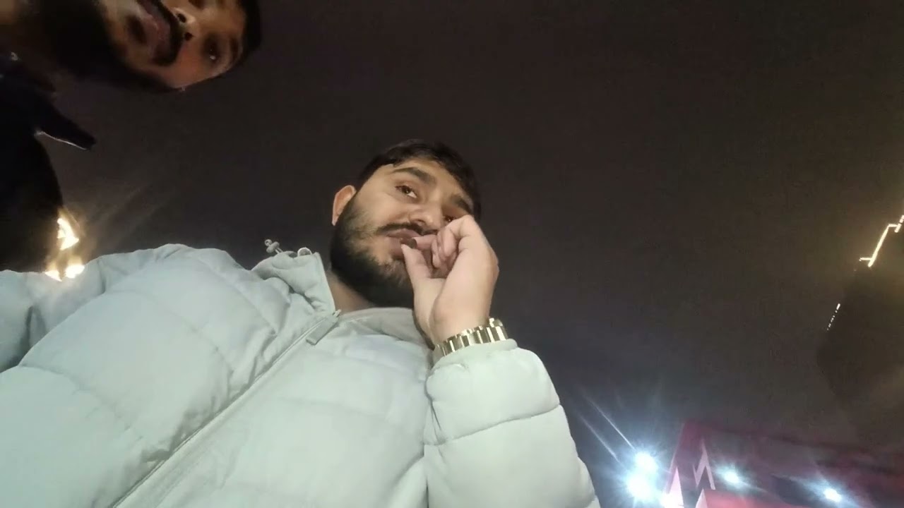 Noida Sector 18 ka scene – full mje lete hue 😜