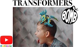 Мальчик Открывает Новую Крутую Игрушку Из Мультика Трансформер