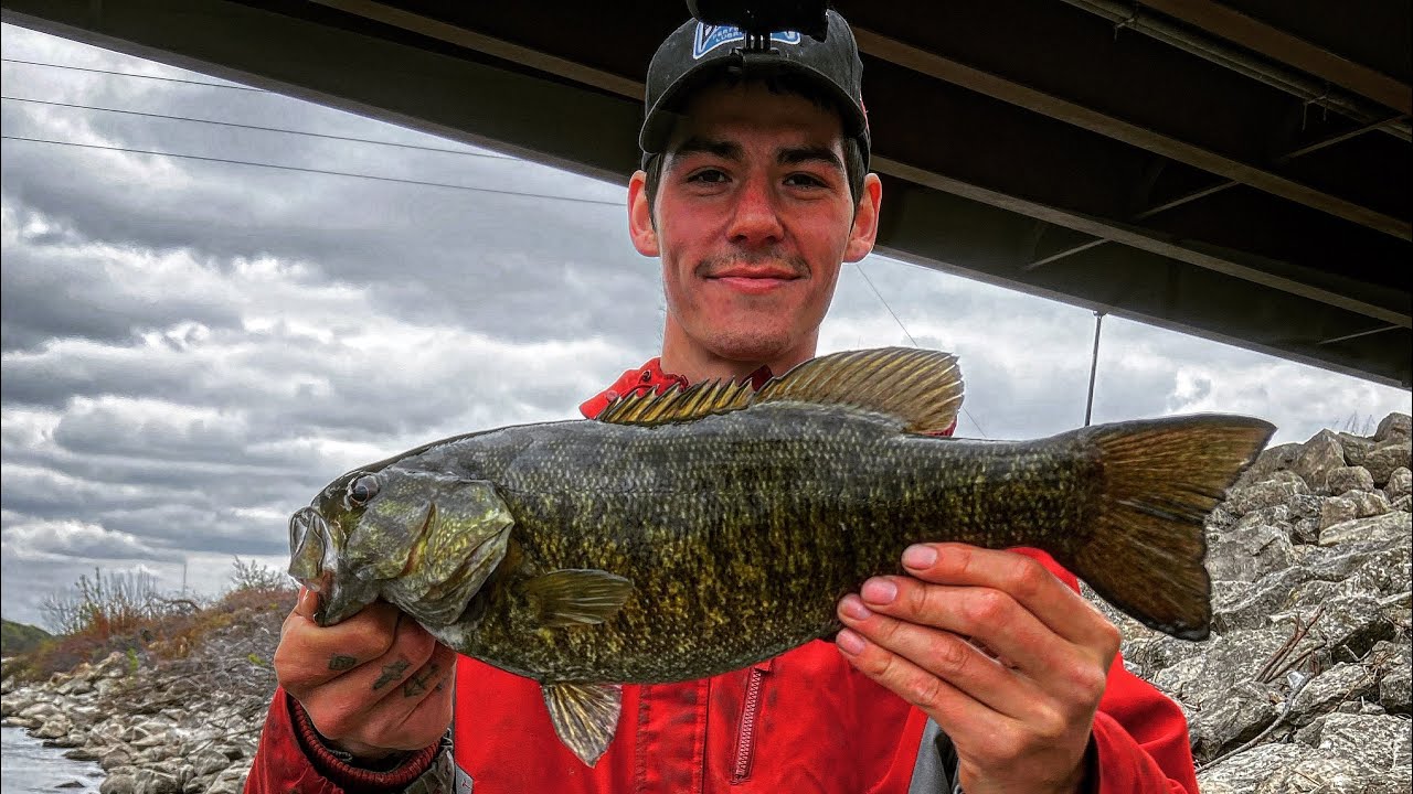 CAUGHT THE BIGGEST BASS OF MY LIFE ON THIS SIMPLE LURE…. YouTube